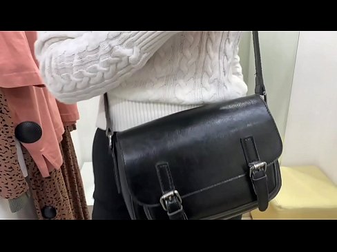 ❤️ Masturbazzjoni pubblika tal-kelba żagħżugħa FeralBerry b'dildo fil-kamra tal-armar ❌ Porn biss fil-porn mt.porno24-7.ru